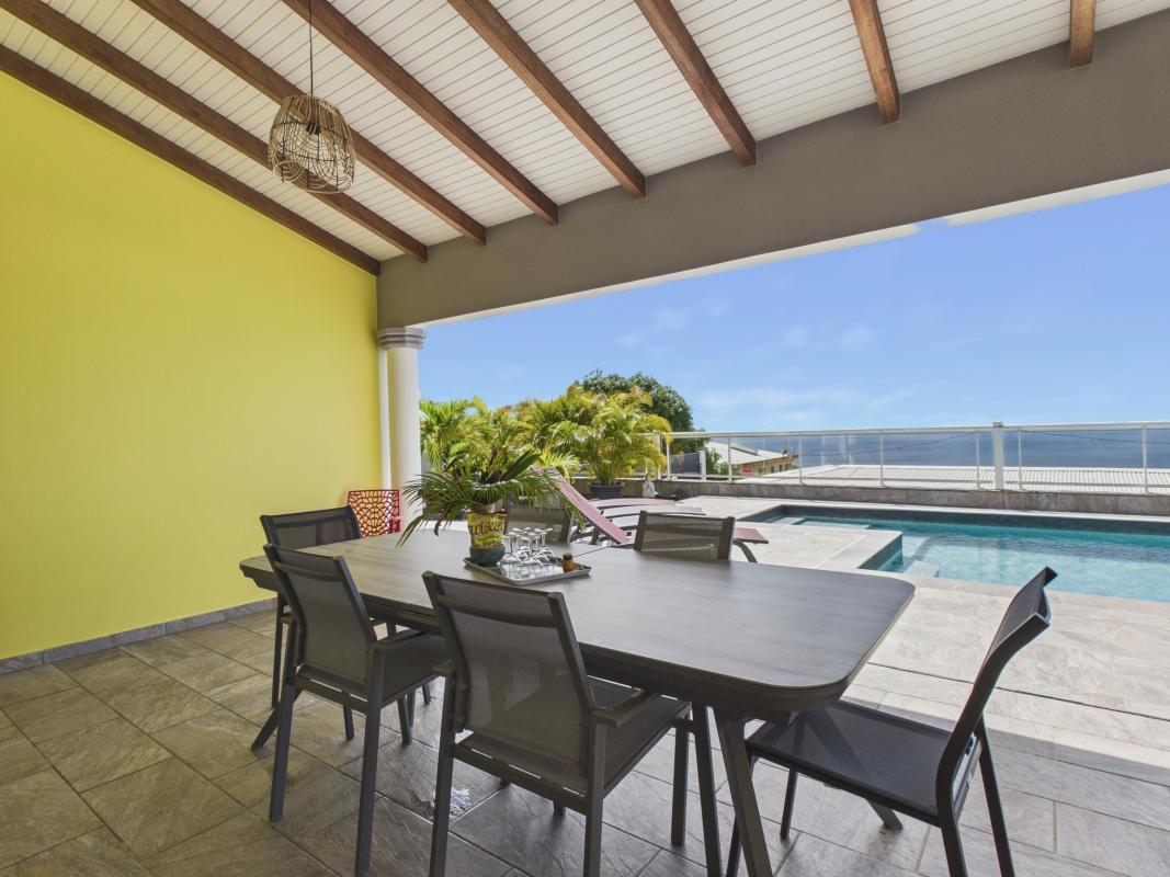 Location villa 3 chambre sainte luce -coin repas